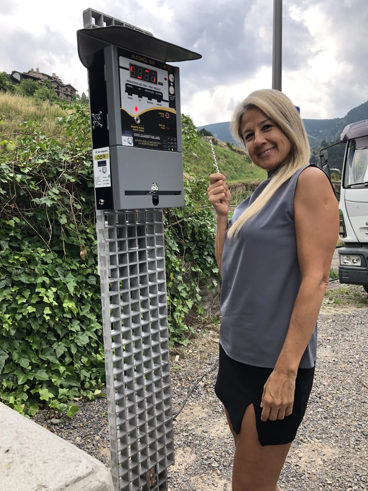 Una assistent al costat de l’alcoholímetre a Canillo