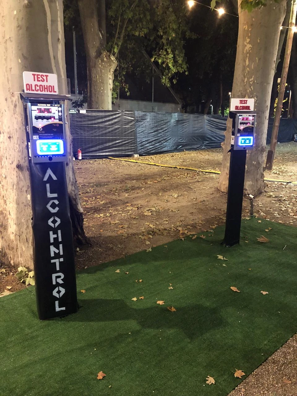 Dos alcoholímetres Alcohntrol a l’Oktoberfest Girona de nit