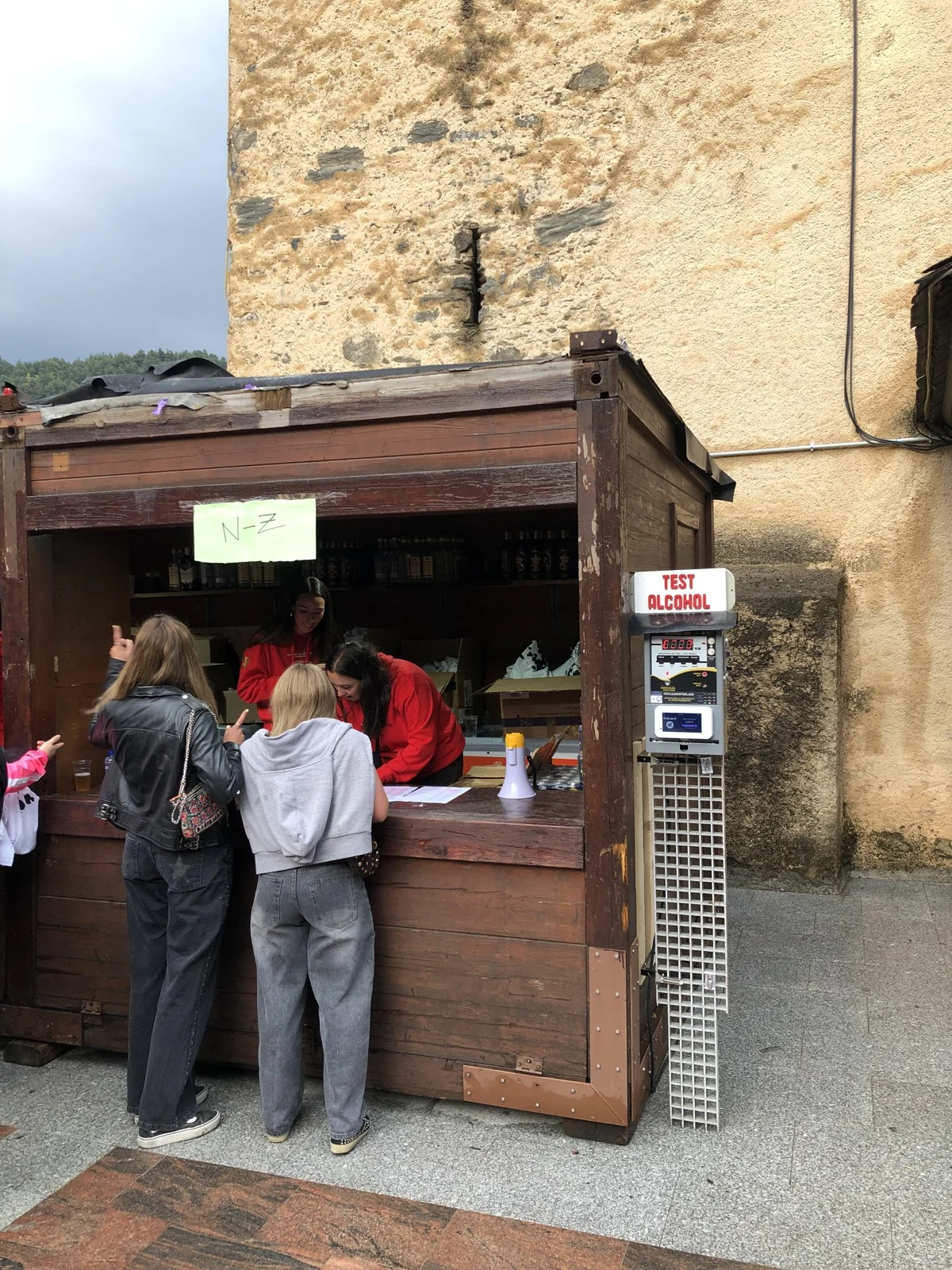 Público en una barra junto al punto Alcohntrol en la Massana