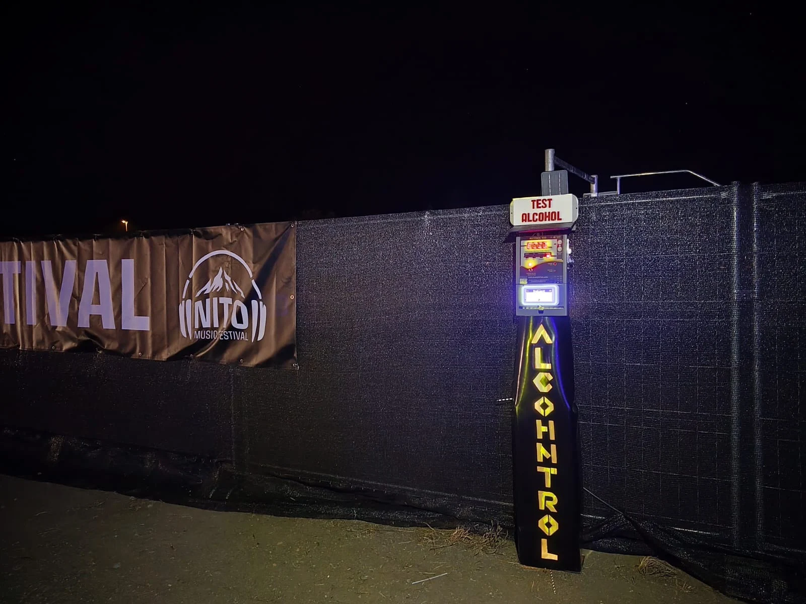 Alcoholímetro junto a la lona de Nito Music Festival