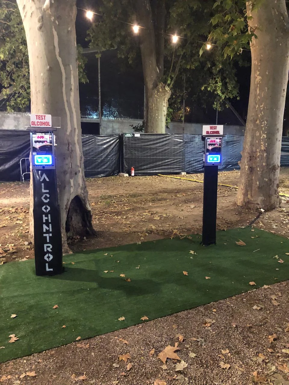 Instalación Alcohntrol iluminada de noche