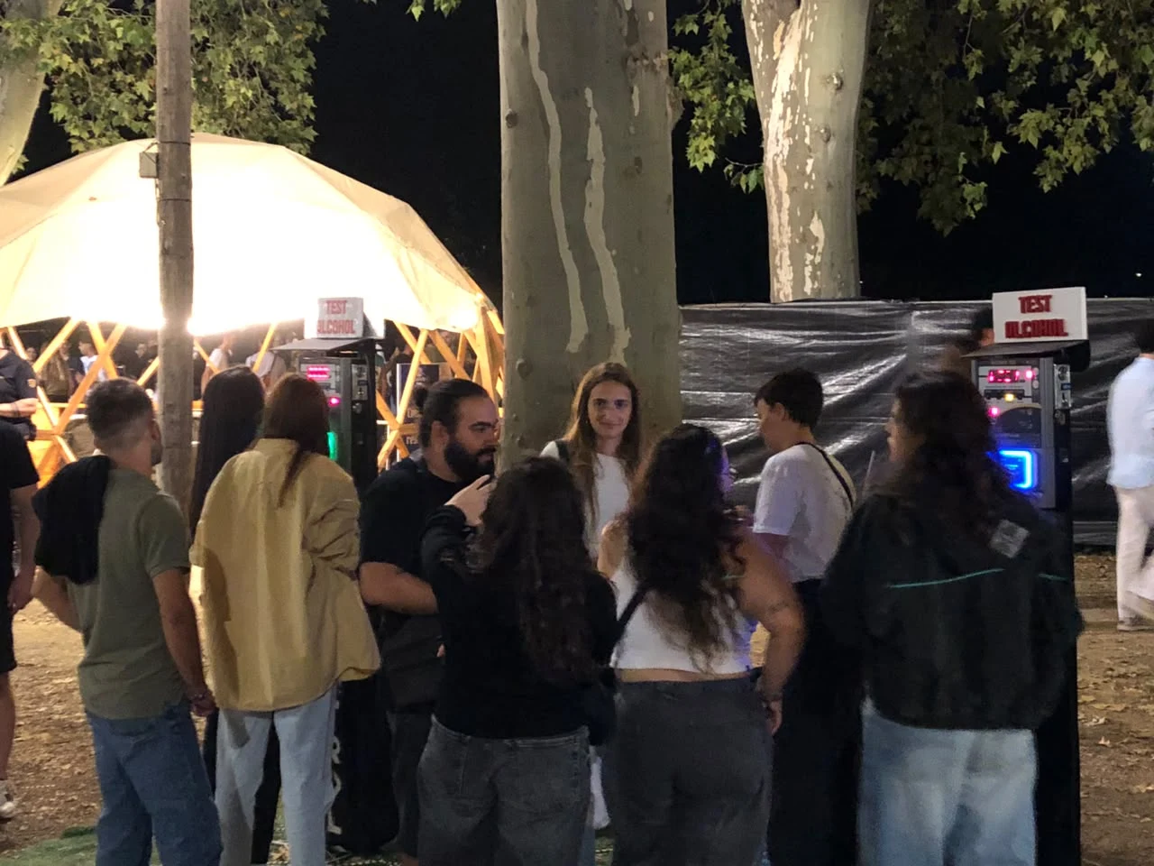 Grupos de asistentes junto a los alcoholímetros en Oktoberfest Girona