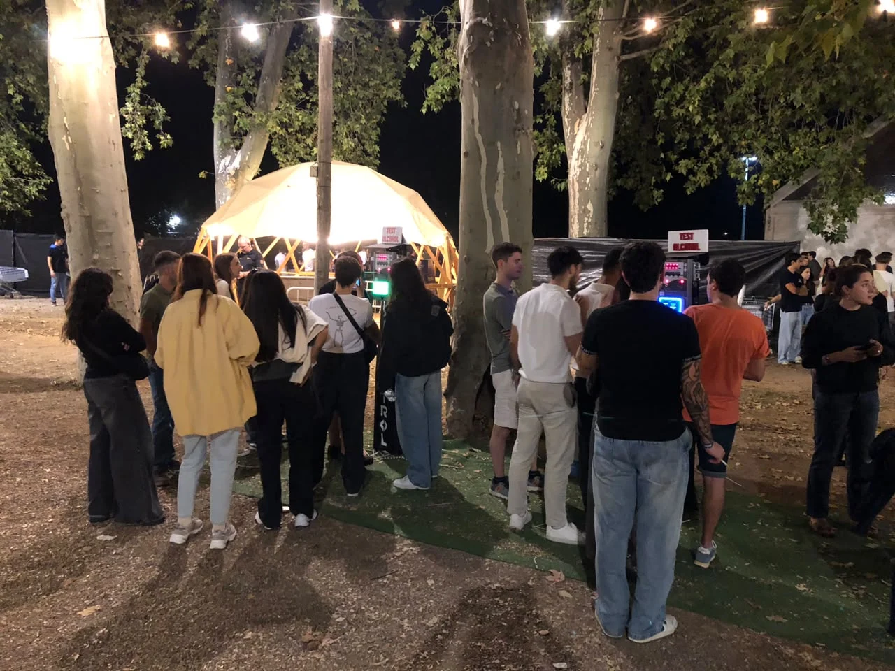 Asistentes alrededor de los alcoholímetros en Oktoberfest Girona