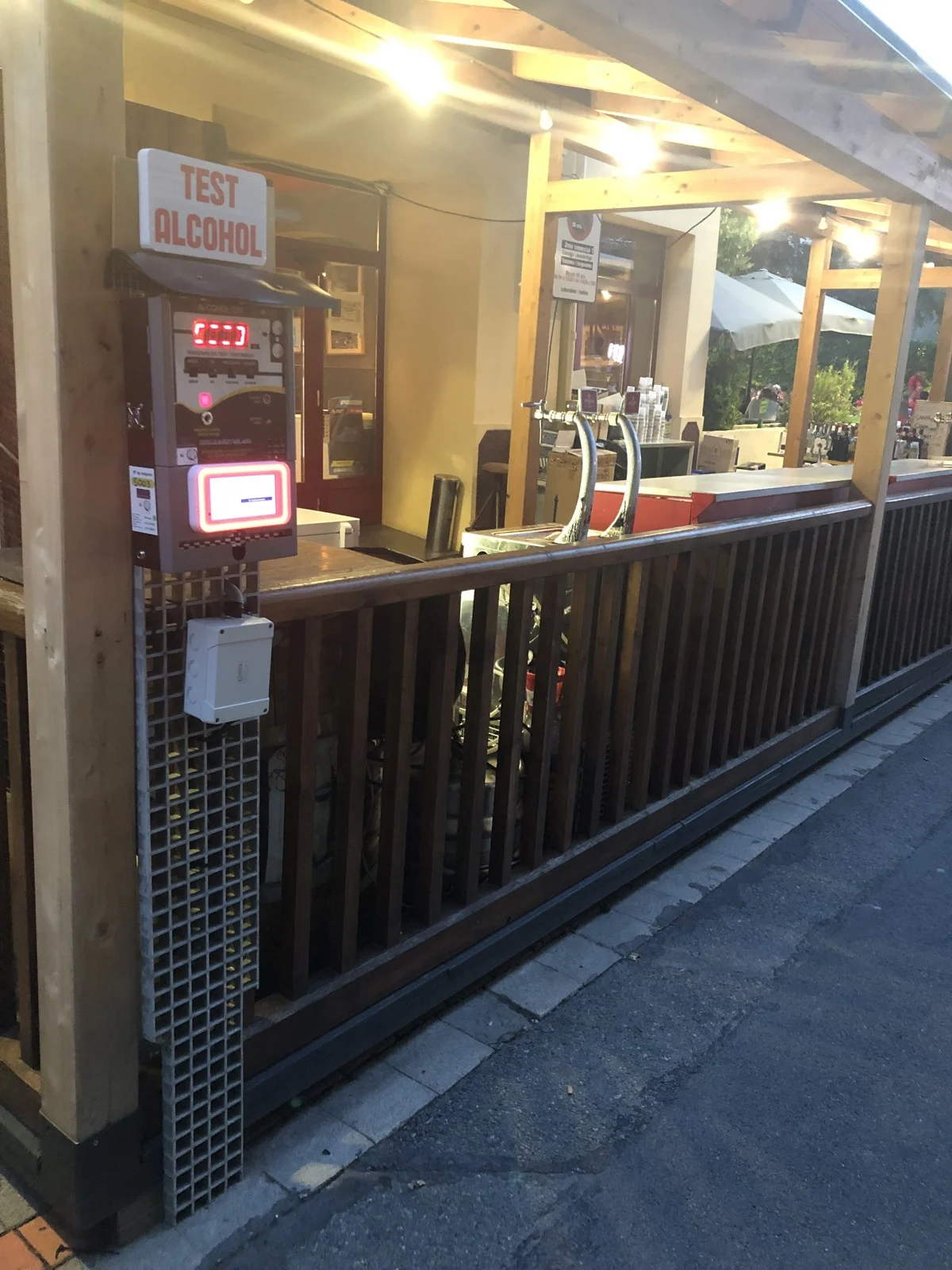 Alcoholímetro con pago con tarjeta en la terraza de Bare Nostrum en 2026